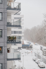 Nowo wybudowane osiedle podczas dużych opadów śniegu - obrazy, fototapety, plakaty