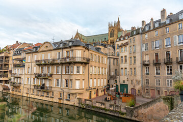 Fototapeta na wymiar Metz Mossele , França A cidade de Metz com as suas belas Catedrais Igrejas e templos , Banhadas pelo rio Mossele