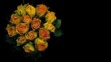 zbliżenie na bukiet róż, żółte kwiaty z pomarańczowym odcienie na czarnym tle - walentynki - obrazy, fototapety, plakaty