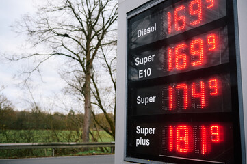Treibstoff Preise, für Diesel Benzin an einer Anzeigetafel von Tankstelle. 