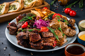 Fried beef and chicken barbecue with potato wedges, marinated red onion, fried mushrooms, garlic bread and sauces.