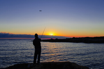 Chico pescando 