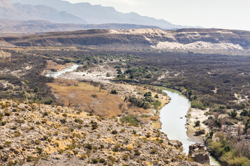 Obraz premium Parc national de Big Bend au Texas, randonnée Hot Springs Trail. Paysage désertique et montagneux représentant le Rio Grande, frontière entre le Mexique et les USA.