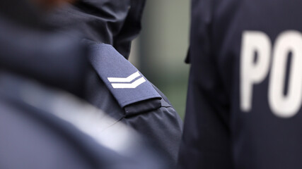 Pagony z dystynkcjami na ramieniu mundur policjanta.  - obrazy, fototapety, plakaty