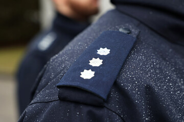 Pagony z dystynkcjami na ramieniu mundur policjanta.  - obrazy, fototapety, plakaty