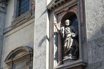 Fototapeta na wymiar statue of the virgin mary in the church