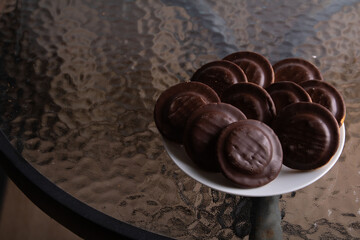 photo chocolate chip cookies on a plate on a glass table