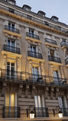 Fototapeta na wymiar Façade d'immeubles ou de batiments urbains historiques et anciens, style baroque, gothique et parisien, balcons inoccupés, volets plus ou moins fermés, ciel bleu et sans nuages, beauté architectural, 