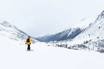 Fototapeta na wymiar skier with a yellow jacket on the slope