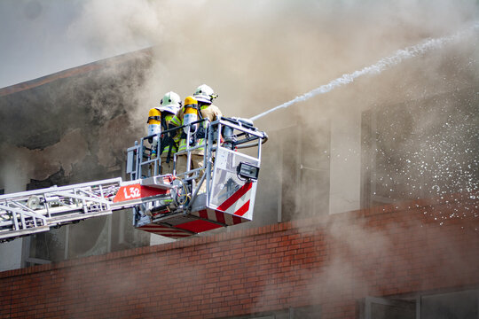 Drehleiter l&ouml;scht Feuerwehr