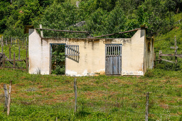 Fototapeta na wymiar Abandoned farmhouse amidst the trees in countryside of Minas Gerais state. Brazil