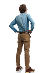 Naklejka premium casual man pondering an important decision