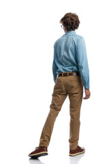 Naklejka premium casual man walking one way and looking the other