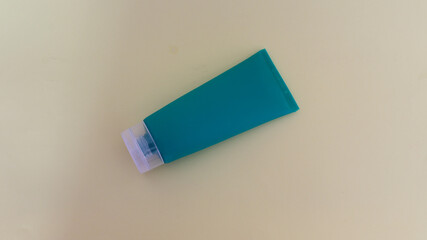 Envase de plástico color verde para gel o crema liquida. 