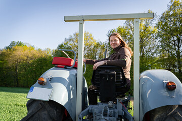 Junge Frau macht mit ihrem Oltimertrecker eine kleine Tour, bei herlichen Wetter. © Countrypixel