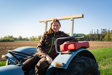Junge Frau macht mit ihrem Oltimertrecker eine kleine Tour, bei herlichen Wetter. © Countrypixel