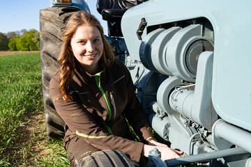 Junge Frau bastelt gerne an ihren Oltimertrecker. © Countrypixel