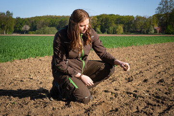 Jungjägerin ladet ihre Flinte mit Munition im Waldgebiet.