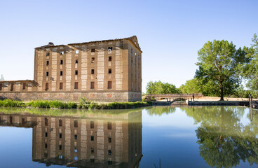 Obraz premium flour factory at Canal de Castilla lock 7 - Ramal de Campos next to Tamariz de Campos, province of Valladolid, Castile and Leon, Spain
