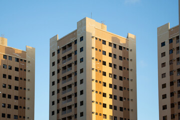 Fototapeta na wymiar Edifício de apartamentos alto. 