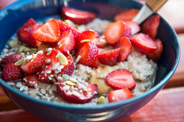 Oatmeal porridge with nuts and strawberries - 568562951