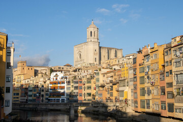 Obraz premium Girona Cathedral seen from the across the river