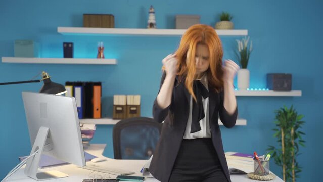 The business woman, who is bored with the work and cannot achieve success, is angry and overwhelmed.
Hearing the frustrating news, the business woman gets angry and controls her breathing as she needs