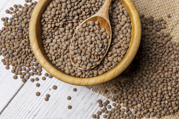 Lens culinaris, the vegetable lentil or stew is an annual herbaceous plant of the Fabaceae family, with stems from 30 to 40 cm, flimsy, branched and grooved, oblong leaves, lanceolate stipules