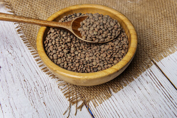 Lentils are a type of legume composed of carbohydrates and proteins, and also contain a wide variety of vitamins and minerals. For this reason they are considered a food of high nutritional value