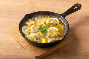 レモンと牡蠣のアヒージョ