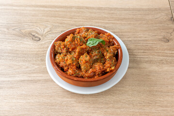 In Navarra, lean meat with tomato is usually made with ham and egg with tomato sauce