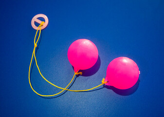 Selective focus photo of Lato-Lato, a traditional children's toy which is currently going viral, especially in Indonesia. Many children play this toy.  © Sony Herdiana