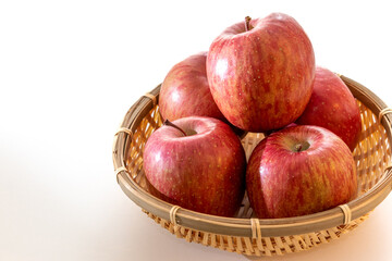 赤いリンゴと白背景