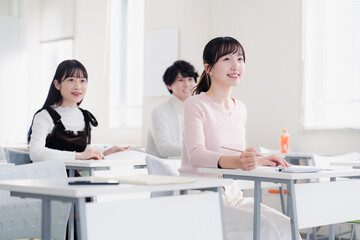 楽しくセミナーを受講する若い社会人