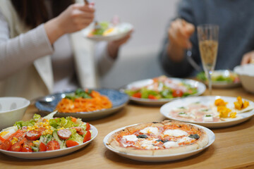食事する女性