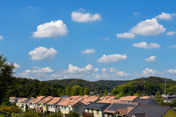 青空と雲　自然が豊かな住宅地	