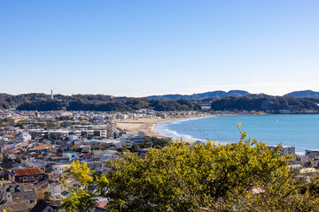 長谷寺から眺める湘南海岸沿いの街並みと由比ヶ浜海水浴場