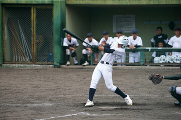 Fototapeta premium 野球の試合でヒットを打つ高校球児