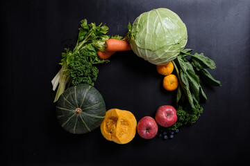 輪に並べた野菜