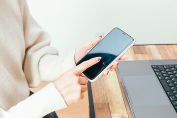 携帯電話を操作する手元　search