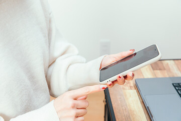 携帯電話を操作する手元　search