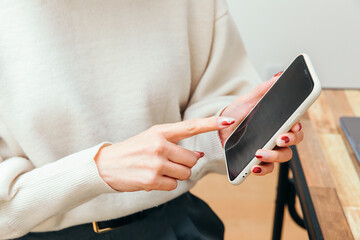 携帯電話を操作する手元　search