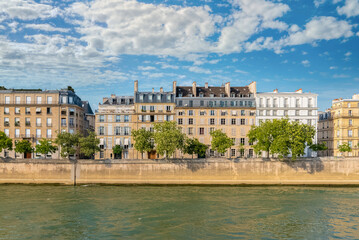 Fototapeta na wymiar Paris, ile Saint-Louis, beautiful houses quai d’Anjou 