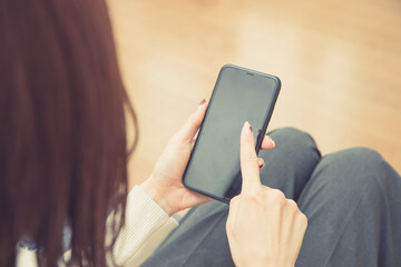 携帯電話を操作する手元　search