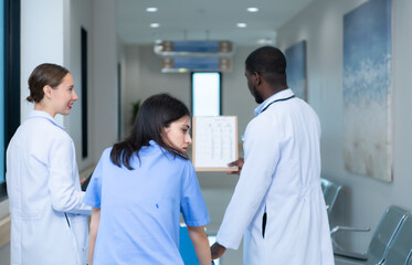 Obraz premium Medical professor and intern looking at an MRI of a patient who received a concussion to the head after an accident. and inform the patient that the brain is normal