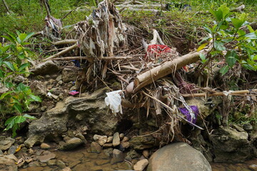 Obraz premium a collection of rubbish stuck on the riverbank after a flood