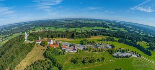 Fototapeta na wymiar Panorama der Landschaft am Hohen Peißenberg - Ausblick auf den Gipfel mit dem meteorologischen Observatorium und der Wallfahrtskirche