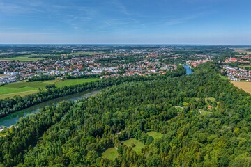 Fototapeta na wymiar Ausblick auf das Naherholungsgebiet Lechpark südlich der Stadt Landsberg in Oberbayern