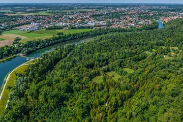 Fototapeta na wymiar Ausblick auf das Naherholungsgebiet Lechpark südlich der Stadt Landsberg in Oberbayern 
