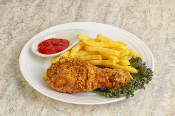 Crispy chicken leg with fry potato